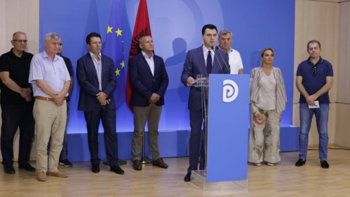 MBUSH LISTAT PËR TË KËNAQUR ALEATËT/ Lulzim Basha vendos më shumë kandidatë sesa lejon ligji