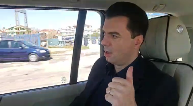 DO TË BËHET NJËSOJ SI RAMA/ Basha e kopjon, zhvillon live në Facebook nga makina njëlloj si kryeministri para 8 vitesh