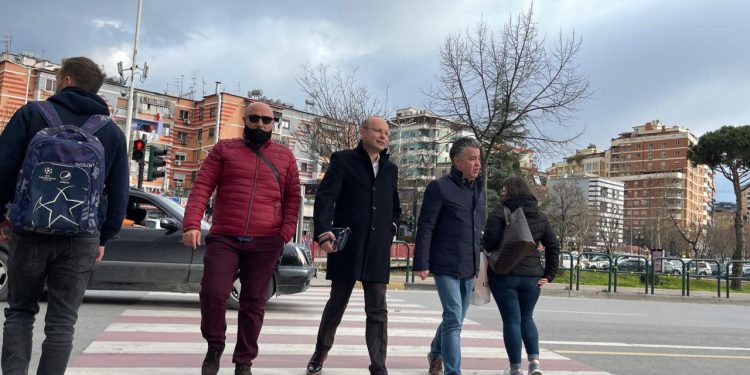 DEL FOTO/ Pa maska dhe me të kuqe, kandidati i PD Ivi Kaso dhe Eno Bozdo kapen duke…