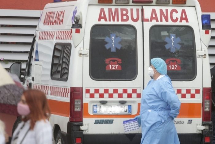 E TRISHTË NË ELBASAN/ Hidhet nga kati i tretë i spitalit një 24-vjeçari me COVID