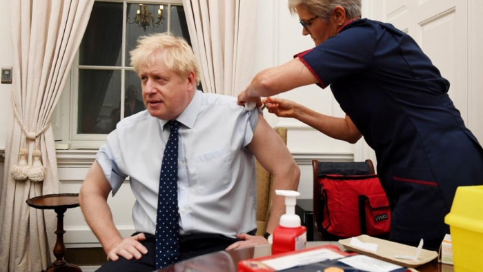 “BËJENI”/ Boris Johnson HEQ DYSHIMET: S’ka arsye për ndalimin e vaksinimit me AstraZeneca!