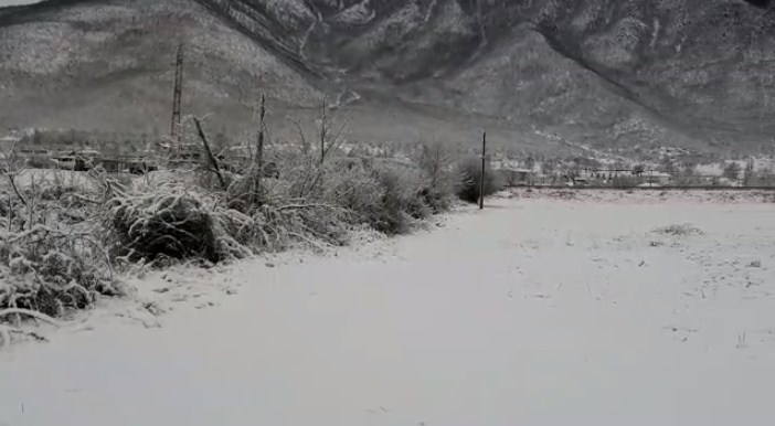 RSHJE TË DENDURA DËBORE NË KORÇË/ Në këto akse rrugore ka vështirësi në qarkullim, kërkohen zinxhirë