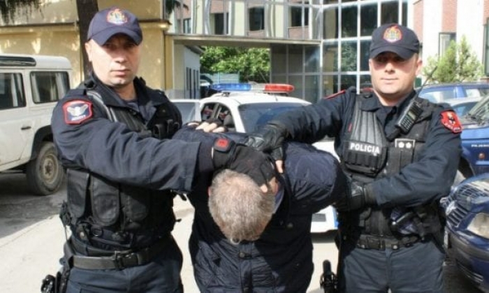 I SHPALLUR NË KËRKIM PËR PLAGOSJE/ Arrestohet 75-vjeçari në Tiranë