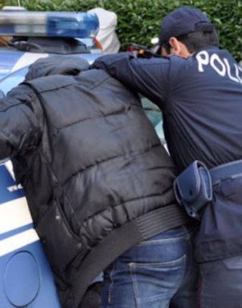 “DO TË DJEG TË GJALLË”/ Nuk përmbahet shqiptari në Itali, tenton të godasë me thikë gruan në sy të policëve