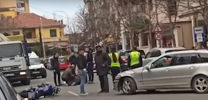 AKSIDENT NË TIRANË/ Makina përplas motorin tek “Rruga e Barrikadave”, drejtuesi niset me urgjencë në spital