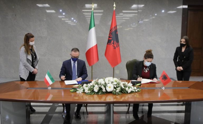 FJALË E MBAJTUR/ Ministrja Xhaçka dhe Ambasadori Bucci firmosin marrëveshjen për njohjen e lejeve të drejtimit në Itali