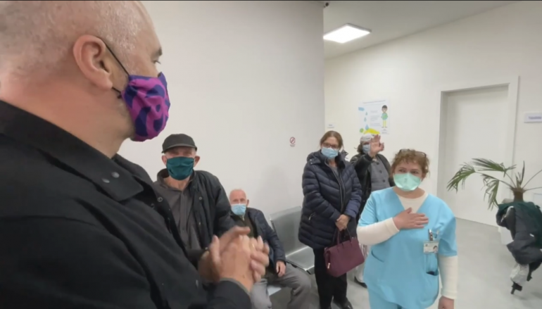 “AI QË S´TË VOTON TY MOS I PAFTË…”/ I moshuari takon Ramën pas vaksinimit në Vaun e Dejës, ja si i përgjigjet kryeministri