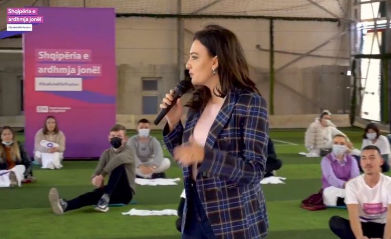 TAKIMI I VEÇANTË ME TË RINJTË NË KAMËZ/ Spiropali: Nuk ndalemi deri në fitore (VIDEO)
