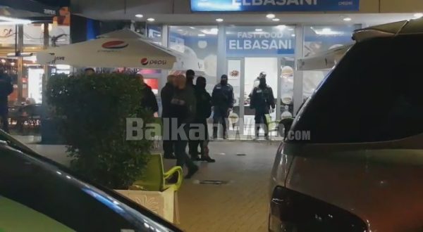 POLICA DHE RENEA BLINDON ELBASANIN/ Kontrolle në disa lagje e lokale për goditjen e elementëve kriminalë, kapen dy persona