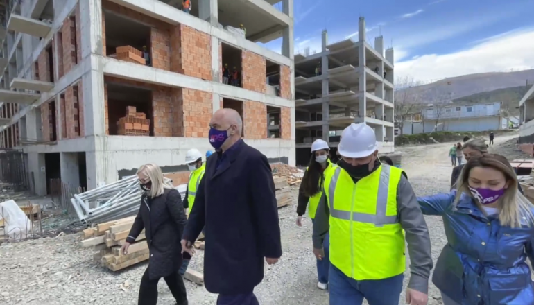 “DO HYJË FMN-JA NË LAÇ”/ Rama inspekton punimet në lagjen e re dhe godinën e Bashkisë