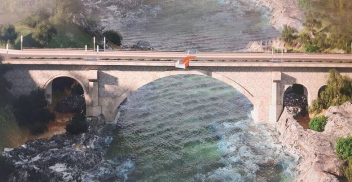 E RËNDË NË PËRMET/ I moshuari hidhet nga ura, banorët nxjerrin trupin e pajetë nga lumi