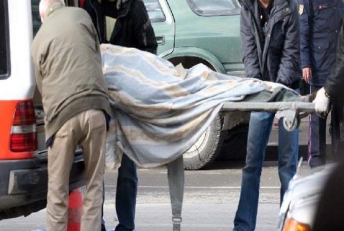 NGJARJE E RËNDË NË VLORË/ Gruaja mbante burrin të vdekur në banesë prej ditësh, policia thyen derën…