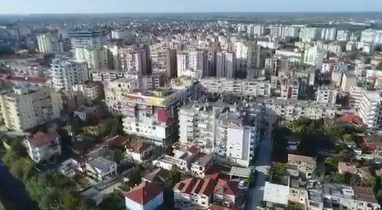 VAKSINIMI I MËSUESVE ME ASTRAZENECA NË FIER NIS TË MARTËN/ 1900 arsimtarë pritet të marrin dozën e parë