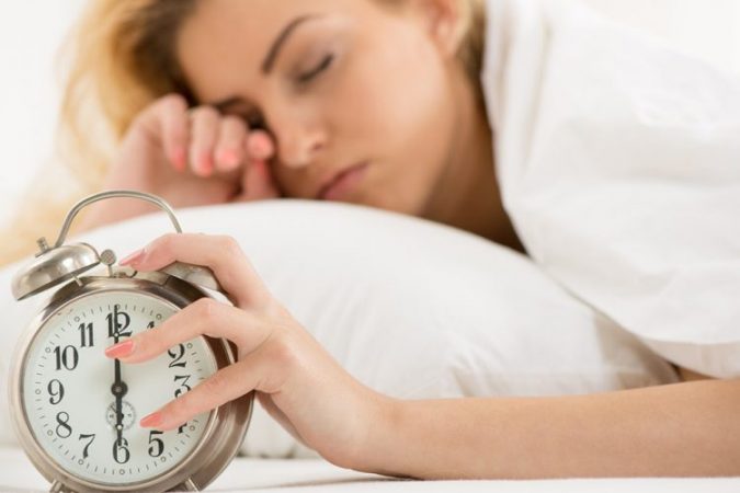 NGA ALARMI DERI TEK VESHJA/ Ja si të shmangni vonesat e mëngjesit në punë