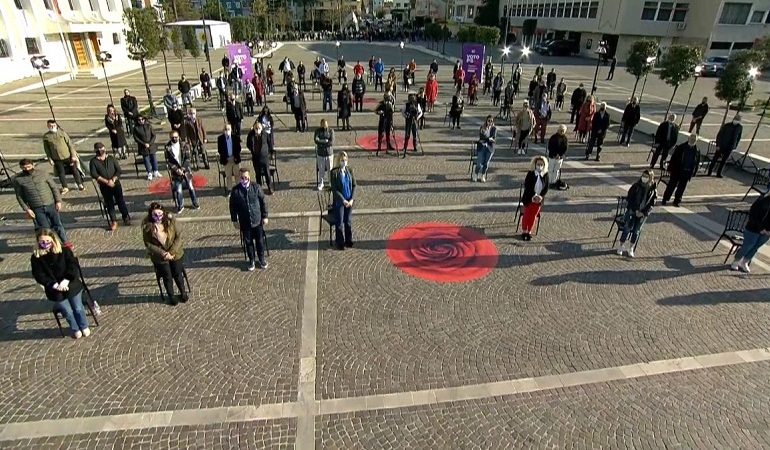 NJË MINUTË HESHTJE PËR BASHKIM FINON/ Takimi i Ramës me kandidatët për deputetë në Lezhë nis ndryshe