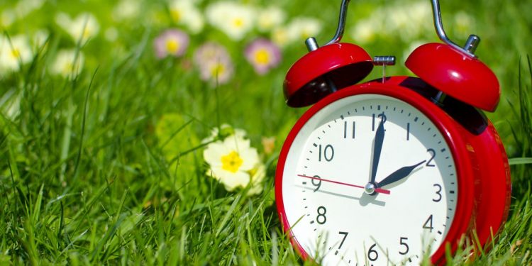 DITA DO TË BËHET NJË ORË MË E GJATË/ Ndryshojnë sërish akrepat e orës të dielën