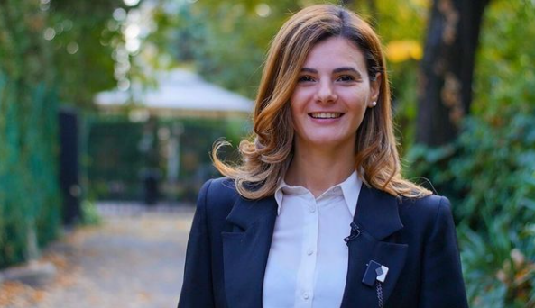 EKSKLUZIVE/ 12 pyetje për Kledinën. Kandidaten e re të PS që ka për “model” Edi Ramën, fushata “Si Ti” dhe lidhja me Tiranën
