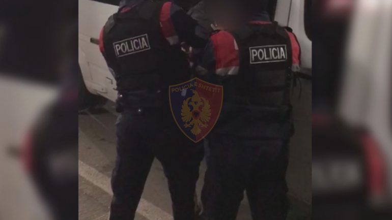 TRE TË ARRESTUAR NË KORÇË/ Po transportonin 19 emigrantë të paligjshëm