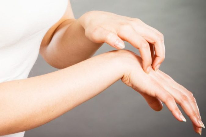VUANI NGA MYKY NË LËKURË? Këto janë mënyrat natyrale për trajtimin e tij