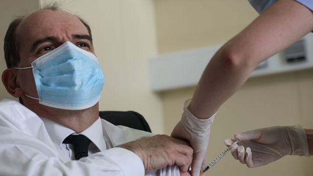 MORI “DRITËN JESHILE”/ Momenti kur kryeministri Castex vaksinohet me AstraZeneca