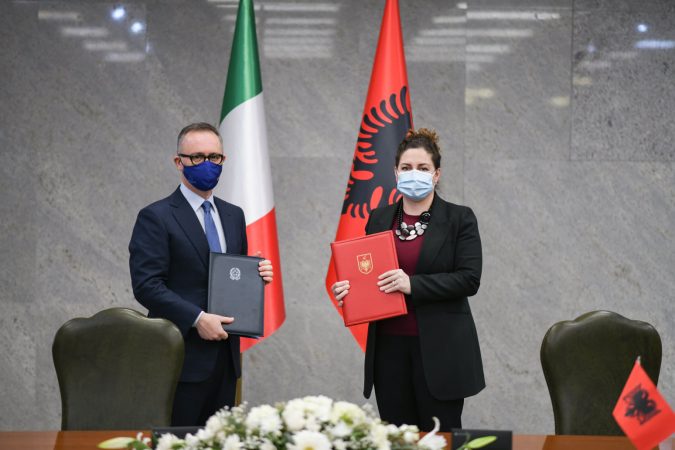 FIRMOSET MARRËVESHJA E NJOHJES SË PATENTAVE SHQIPTARE NË ITALI/ Rama: Për merakun e atyre që qarkullojnë me makinë matanë detit