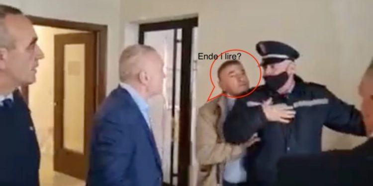 SHËNIM/ A është arrestuar ky dhunues i policit?