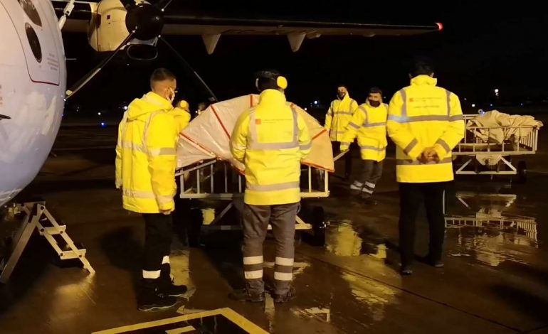 DALIN PAMJET/ Mbërrijnë 9360 doza të vaksinës Pfizer, Manastirliu dhe Ahmetaj i presin në Rinas