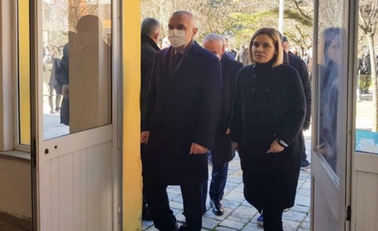 PO BËHET VIRALE/ Qytetarja: I bëj thirrje asaj Monikës ta marri burrin e ta mbajë në shtëpi, se ai ka rëshkit (VIDEO)