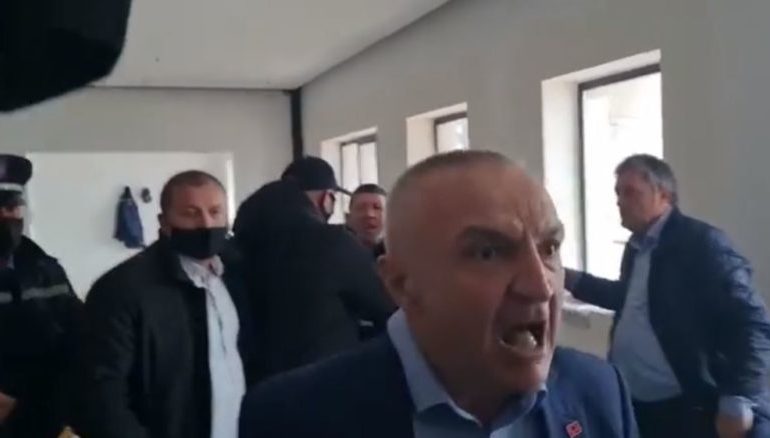PËRLESHJA ME GRUSHTA ME POLICINË/ Habit Meta: Më provokuan