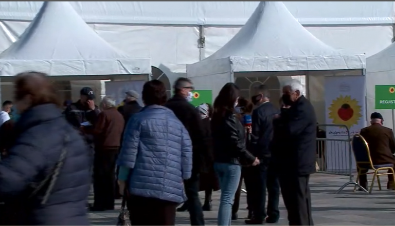 NIS VAKSINIMI NË SHESHIN “SKËNDERBEJ”/ I moshuari pret në radhë për t’u vaksinuar: Nuk kemi frikë