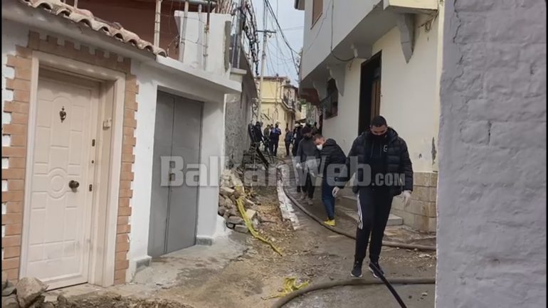 NGJARJA E RËNDË NË BERAT/ Momentet kur nxirret një trup i pajetë. Dyshohet se i përket… (VIDEO)