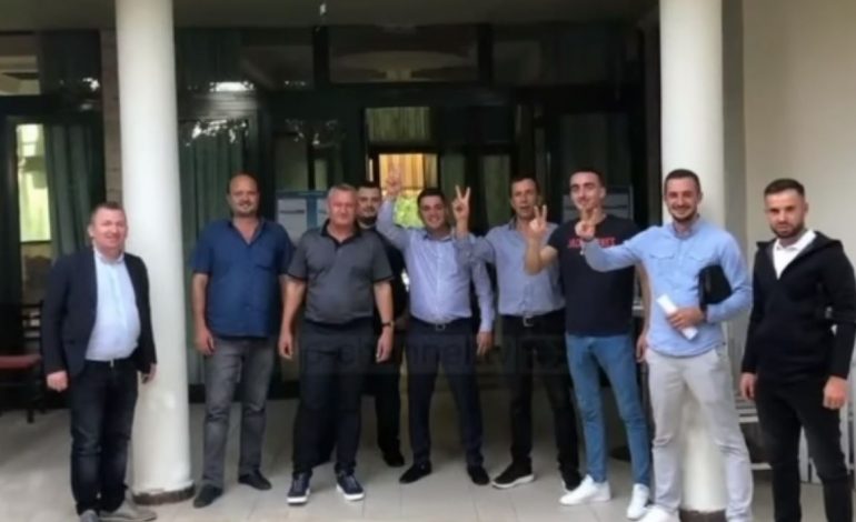 PUBLIKOHET VIDEO/ Basha fut në listën e Durrësit shitësin e heroinës