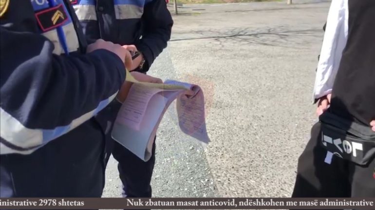 NUK ZBATUAN MASAT ANTI-COVID/ Ja sa qytetar gjobiten nga policia brenda 24 orëve