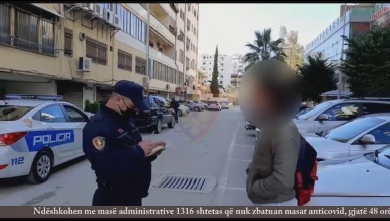 NUK ZBATUAN MASAT ANTI-COVID/ Ja sa qytetarë gjobiten nga policia brenda 48 orëve
