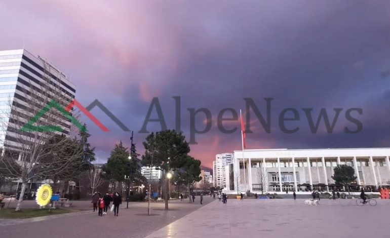 FOTOLAJM/ Shihni pamjen FANTASTIKE të qiellit sot në Tiranë