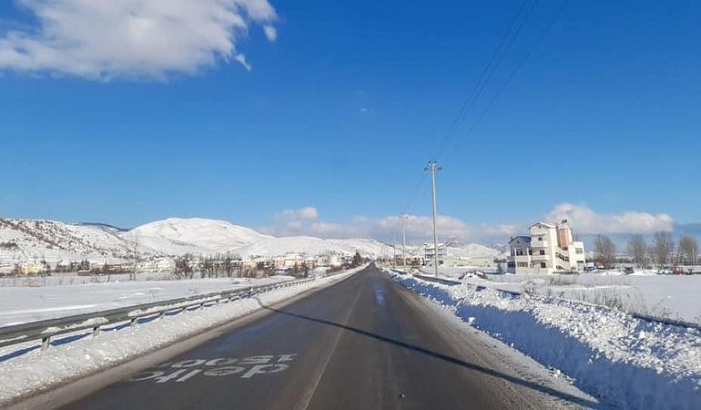 SITUATA NË ELBASAN/ Në Qafë Thanë dëbora arrin 50 cm, akset rrugore pa probleme