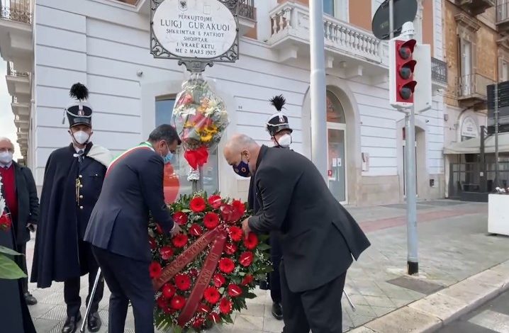 I SHOQËRUAR NGA MINISTRAT/ Rama homazhe në vendin ku humbi jetën Luigj Gurakuqi në Bari (FOTOT)