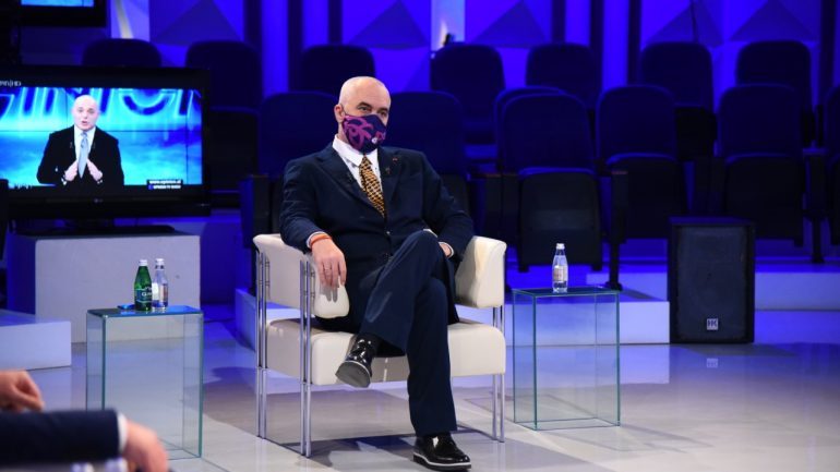 PSE NUK E NDALOI MITINGUN E BASHËS? Rama: Shpresoj që policia mos të bëjë gjë sepse janë artistë për…