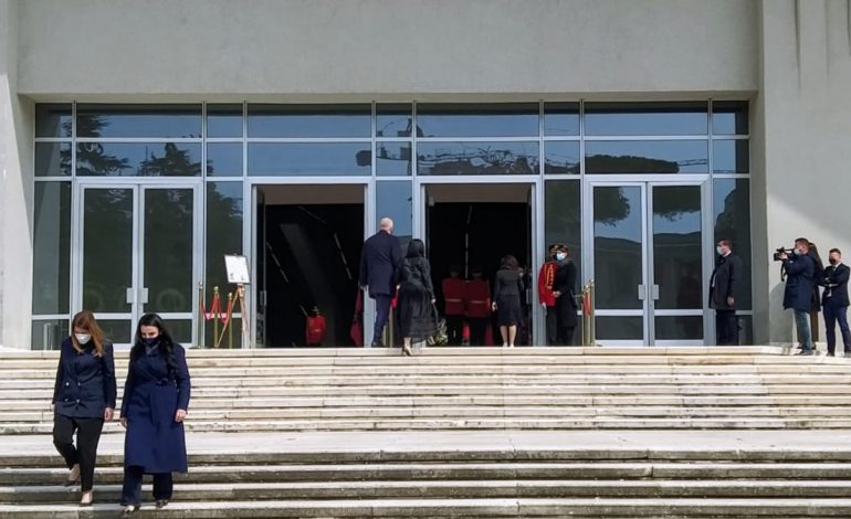 SHUHET BASHKIM FINO/ Rama, Ruçi, Meta e Basha, nderojnë në homazhe deputetin socialist (PAMJET)