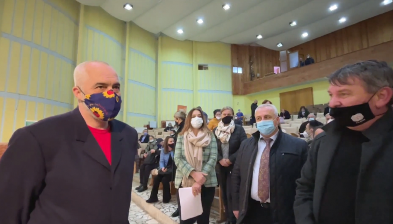 VAKSINIMI I MJEKËVE NGA KOSOVA NË KUKËS/ Rama para bluzave të bardha: Ne jemi një dhe kështu do vazhdojmë deri në fund