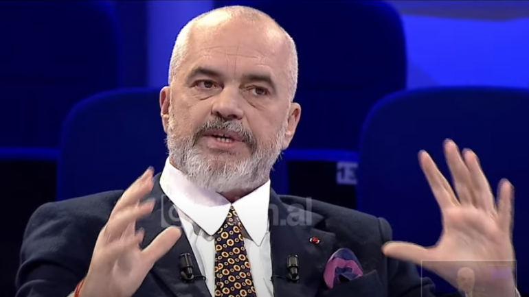 “FUSHATA E RAMËS SI…”/ Rama i kthehet Berishës: Pse nuk shkoi në shesh mes aq shumë njerëzve por e komentoi nga divani?