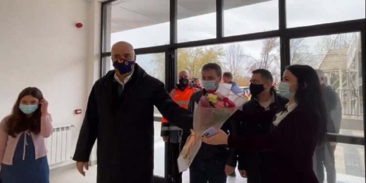 “PUNA VIJON…”/ Rama pritet me lule në shkollën e rindërtuar në Krujë, ja çfarë i thotë drejtoreshës