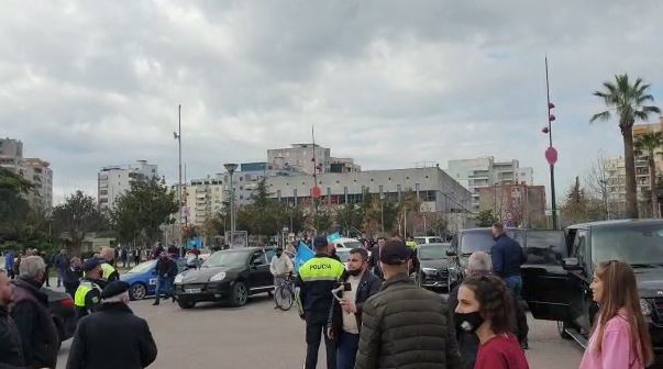 SKANDALI NË ELBASAN/ Momenti kur militantët e PD provokojnë me sharje dhe flamuj partie (VIDEOT)