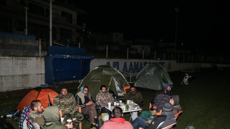 GREQIA NUK GJEN QETËSI/ 24 lëkundje pas mesnate vetëm në Elassona, dhjetëra banorë kaluan natën jashtë