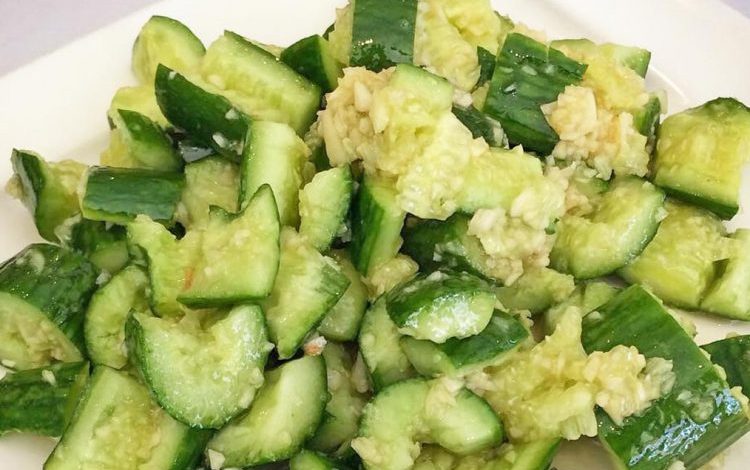 UL KOLESTEROLIN DHE TENSIONIN E LARTË/ Kjo është salata shëruese me kastravec dhe hudhër