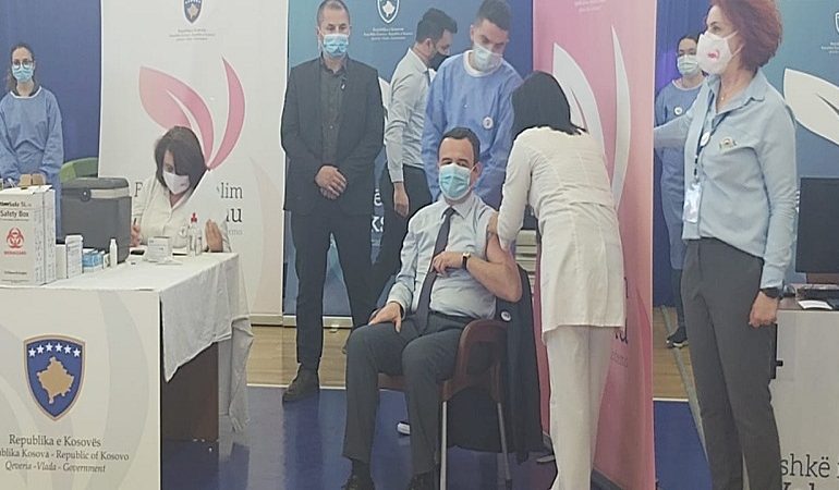 FOTOLAJM/ Kryeministri Albin Kurti merr dozën e parë të vaksinës anti-COVID