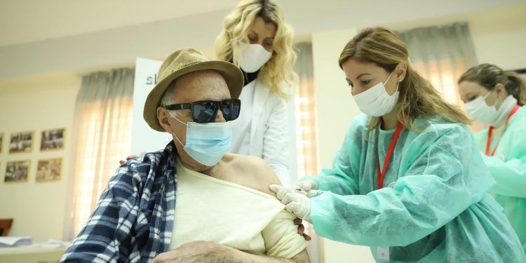 PANDEMIA NË SHQIPËRI/ “80-vjeçarëve nuk u ka ardhur radha” Mjekja: Jemi ende duke vaksinuar…