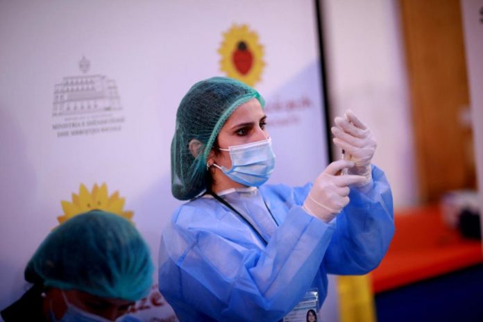 VAKSINIMI MASIV/ Mjekët: Kush nuk paraqitet për vaksinën, do të njoftohet sërish