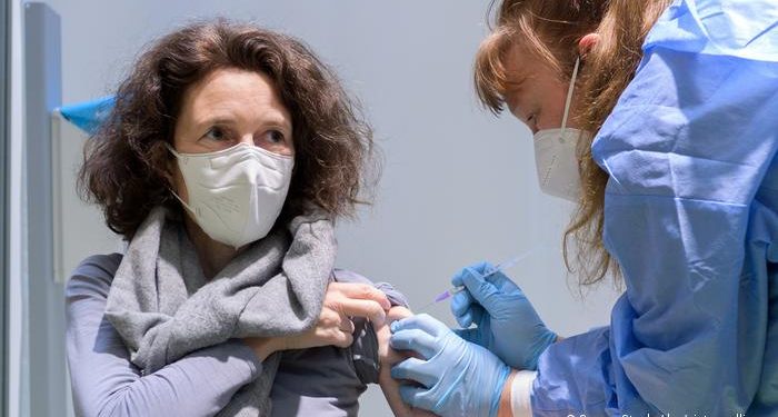 “ASNJË VAKSINË…”/ Mjeku shqiptar: Imuniteti ndaj COVID arrihet 2-3 javë pas marrjes së dozës së dytë