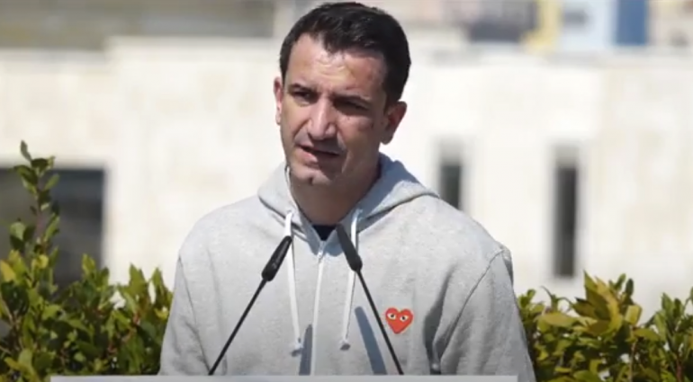 NËNSHKRUHEN KONTRATAT ME FAMILJET QË DO STREHOHEN NË LAGJEN E RE NË KOMBINAT/ Veliaj: Marrin pronë me vlerë të shtuar
